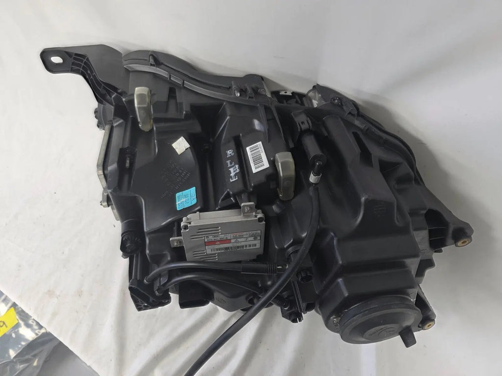 This image shows the left-side headlight for the 2014–2019 Bentley Flying Spur, featuring OEM genuine quality with part number 4W1941015H. This used original headlamp is in excellent condition, offering premium illumination, elegant design, and a precise fit for Bentley’s high-end luxury sedan