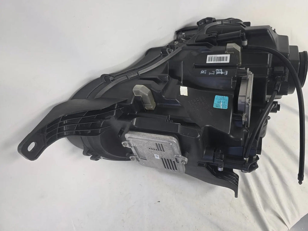 This image shows the left-side headlight for the 2014–2019 Bentley Flying Spur, featuring OEM genuine quality with part number 4W1941015H. This used original headlamp is in excellent condition, offering premium illumination, elegant design, and a precise fit for Bentley’s high-end luxury sedan