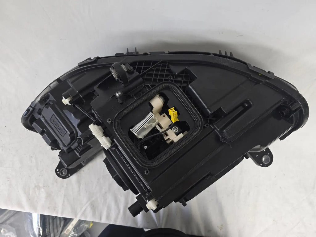 Mercedes-Benz CLS C257 W257 MultiBeam LED Right Headlight OEM Genuine A2579068400 – High-quality, used, OEM genuine MultiBeam LED headlight for the Mercedes-Benz CLS C257 W257 model. Perfect replacement for superior lighting and performance.