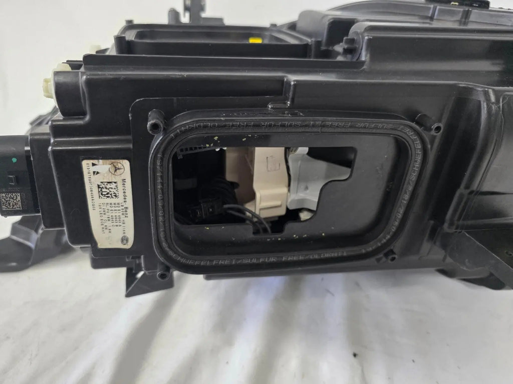 Mercedes-Benz CLS C257 W257 MultiBeam LED Right Headlight OEM Genuine A2579068400 – High-quality, used, OEM genuine MultiBeam LED headlight for the Mercedes-Benz CLS C257 W257 model. Perfect replacement for superior lighting and performance.